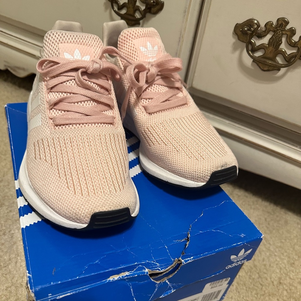 Adidas swift run, size 9 in women’s, worn once, wrong size, excellent condition
